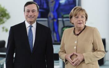 La canciller alemana, Angela Merkel, con Mario Draghi, próximo presidente del BCE. (Foto: H. HANSCHKE)