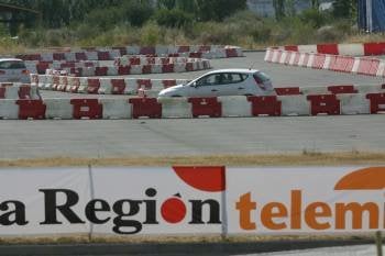 Uno de los pilotos inscritos, en el reconocimiento previo con coches de serie, ayer en San Cibrao.  (Foto: JOSÉ PAZ)