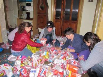Voluntarias de Cáritas organizando un reparto de comida. (Foto: ARCHIVO)