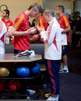 El portero de la selección española sub'21 David de Gea (i) y el centrocampista Iker Muniaín, junto al resto de compañeros. Foto: EFE