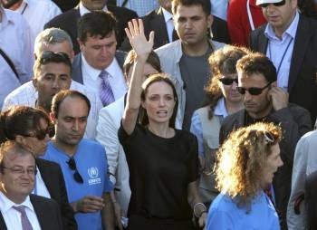  La actriz estadounidense y embajadora de Buena Voluntad de la ONU Angelina Jolie (c) visita a unos refugiados sirios en el campamento de la Media Luna Roja en Altinozu, Hatay. EFE
