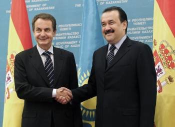 El presidente del Gobierno español, José Luis Rodríguez Zapatero (i), junto al primer ministro de Kazajistán, Karim Massinov (d). EFE