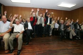 Los cargos electos de Monterrei votando a Rivero y Pazos, en el centro de la imagen, de pie. (Foto: MARCOS ATRIO)