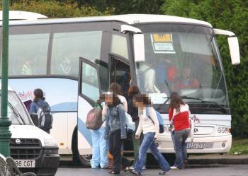 Un grupo de alumnos sube a un autobús tras finalizar su jornada escolar. (Foto: ARCHIVO)