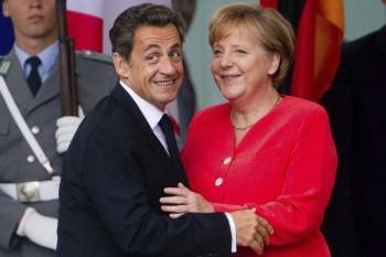 Angela Merkel saluda a Sarkozy durante el encuentro que mantuvieron ayer en Berlín. (Foto: MICHAEL KAPPELER)