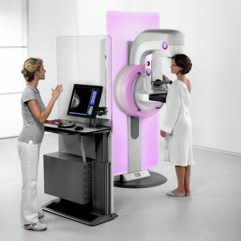Una radióloga haciendo una mamografía a una mujer. (Foto: ARCHIVO)