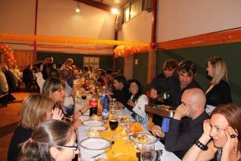 Imagen de la multitudinaria cena de confraternidad, en el pabellón del colegio. (Foto: )