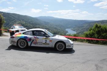 El Porsche de Miguel Fuster, ganador en Ourense, con el Sil al fondo. (Foto: JAINER BARROS)