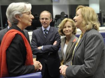 Elena Salgado, a la derecha en segundo término, con la francesa Christine Lagarde. (Foto: C. KARABA)