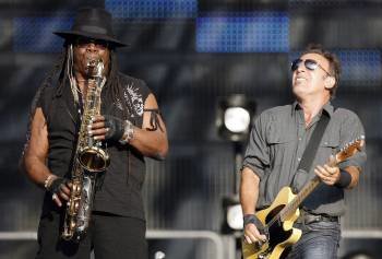 Bruce Springsteen (d) junto al saxofonista Clarence Clemons (i). EFE