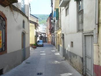 Calle de San Mauro, en el casco viejo de O Barco, que será decorado con alfombras florales. (Foto: J.C.)