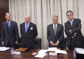 Pego,Varela, Gayoso y Moreda, en el último consejo de administración de Novacaixagalicia. (Foto: SALVADOR SAS)