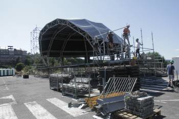 La estructura del escenario Radio Galega, el único exterior, ya está casi rematada (Foto: Miguel Ángel)