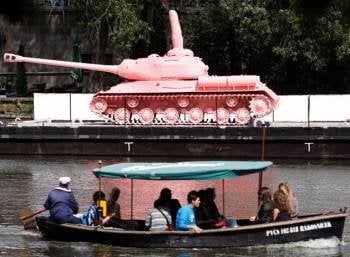 Un carro de combate pintado de rosa por el artista David Cerny es visto sobre un barco en el río Vlatava, en Praga (República Checha). Foto: EFE