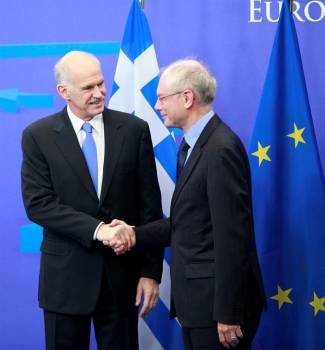 El primer ministro griego, Yorgos Papandréu (izda), saluda al presidente del Consejo Europeo, Herman Van Rompuy. Foto: EFE