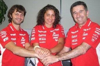 La piloto valenciana Elena Rosell junto a Gino Borsoi y Jorge Martínez, responsables de la escudería Mapfre Aspar Team (Foto: EFE)