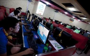 Varios jóvenes chinos navegan por Internet (Foto: EFE)