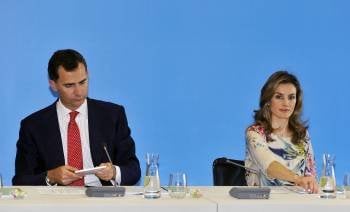 -Los Príncipes don Felipe y Doña Letizia, al inicio de la reunión de la Fundación Prícipe de Girona. 