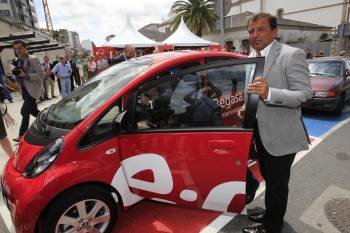 Javier Guerra, con un coche eléctrico en Lugo. (Foto: VICENTE PERNÍA)