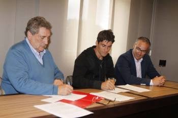 Mouriño, presidente del Celta, y Mario Bermejo firman el compromiso del jugador con el club de Vigo. (Foto: AD)