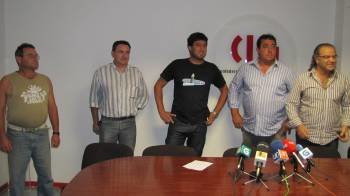 Cuatro de las víctimas de la estafa con el secretario nacional de construcción de la CIG, Xoan Melón, ayer en Vigo. Foto: A.G. Villar