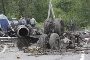 Parte del tren de aterrizaje del avión ruso siniestrado ayer (Foto: ANATOLY MALTSEV)