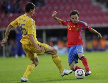 Juan Mata intenta superar a Serhiy Kryvtsov en el partido frente a la selección de Ucrania