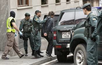  Efectivos de la Guardia Civil, durante la operación realizada en Bilbao en la que han detenido a varios ecologistas radicales (en la imagen).