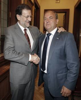 Rajoy y Monago, durante su encuentro en el Congreso. (Foto: JUANJO MARTÍN)