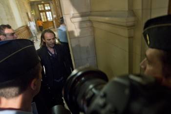  El diseñador británico John Galliano llegando al   Tribunal Correccional de París. (Foto: YOAN VALAT)