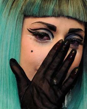 Lady Gaga se emociona durante una rueda de prensa celebrada en Tokio (Japón). Foto: EFE
