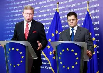 El comisario europeo de Ampliación y Política de Vecindad, el checo Stefan Füle (i), y el ministro de Exteriores serbio, Vuk Jeremic, comparecen en rueda de prensa tras su reunión en la sede de la Unión Europea en Bruselas (Bélgica). Foto: EFE