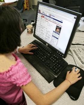 En la imagen una joven haciendo uso de Internet (Foto: ARCHIVO EFE)