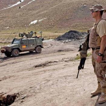 Soldados españoles de la Fuerza Internacional de Asistencia a la Seguridad (ISAF) durante una visita a una mina en Herat (Afganistán). Foto: EFE