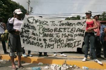  Familiares de los presos de la cárcel El Rodeo II protestan hoy, jueves 23 de junio de 2011, en las cercanías del penal.