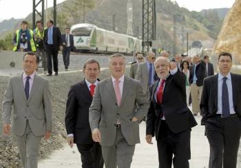  El ministro de Fomento, José Blanco (c), acompañado por autoridades de Adif y de la Xunta en la localidad coruñesa de Vedra, durante la visita que han realizado a las obras de la línea del AVE. EFE