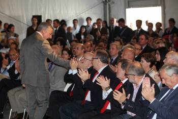 Blanco saluda al secretario de Estado de Infraestructuras, tras su discurso en el acto oficial. (Foto: JOSÉ PAZ)