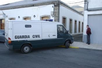 Llegada de los dos primeros detenidos de la operación 'Aleta' al Juzgado de Instrucción de Trives. (Foto: ARCHIVO)