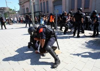 Dos policías autonómicos detienen a una persona en la calle en Barcelona el pasado día 15. (Foto: TONI ALBIR)