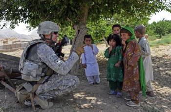Un soldado estadounidense jugando con niños afganos en la localidad de Deh. (Foto: HANDOUT)