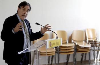 Valeriano Gómez durante una conferencia pronunciada ayer. (Foto: J. MARTÍN)