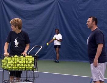  Un seleccionador hace una prueba a un aspirante a ser recogepelotas en el Abierto de Tenis de Estados Unidos. Foto: EFE