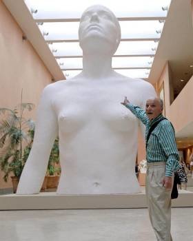 El artista español Antonio López junto a una de las esculturas que forma parte de la exposición que sobre su obra ofrece el Museo Thyssen-Bornemisza. Foto: EFE