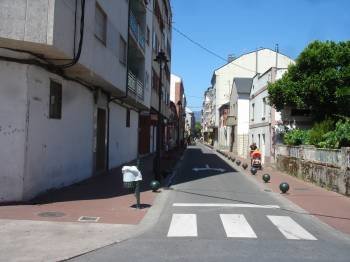 Los trabajos de reforma de la calle Coruña, en O Barco, finalizaron hace cuatro años. (Foto: J.C.)