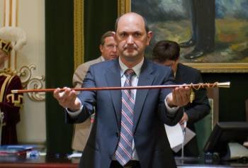 Louzán muestra el bastón de mando durante la toma de posesión. (Foto: SALVADOR SAS)