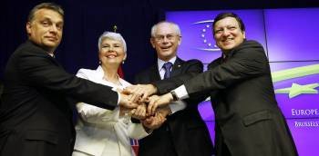 El húngaro Viktor Orban, la croata Jandraka Kosor, Herman Van Rompuy y Barroso, ayer en Bruselas. (Foto: OLIVIER HOSLET)