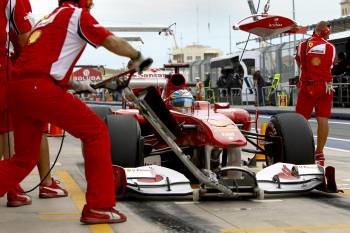 El bólido de Alonso, ayer en Valencia durante una parada.? (Foto: v. xhemaj)