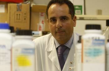 Lorente, director del Laboratorio de Identificación Genética de la Universidad de Granada, promotor del proyecto. (Foto: )