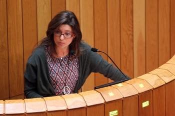 La portavoz socialista de Facenda y Orzamentos, María José Caride, en el Parlamento (Foto: ARCHIVO)