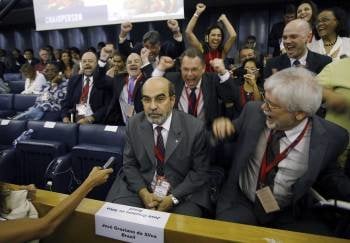 Da Silva, en el centro, recibe la noticia de su triunfo ante la alegría de sus partidarios. (Foto: ALEXANDRO DI MEO)